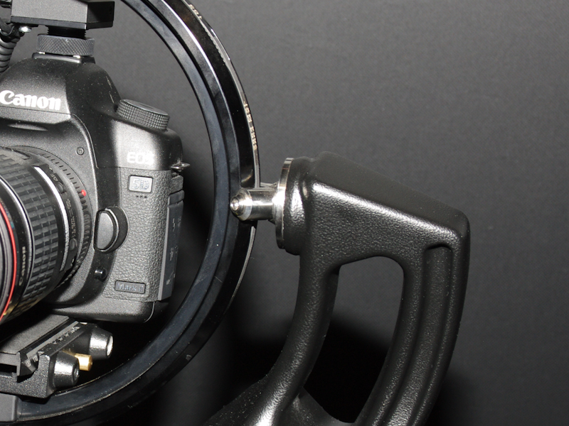 <b>水平・垂直方向への回転動作が可能</b>