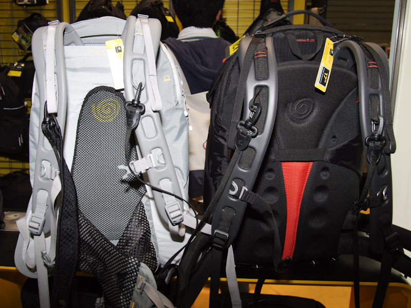 <b>UL-222（左）とPL-220（右）。背面構造が異なる</b>