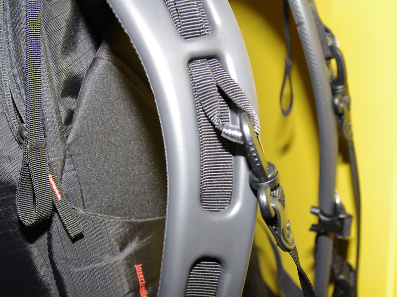 <b>ショルダーベルトはラバー製</b>