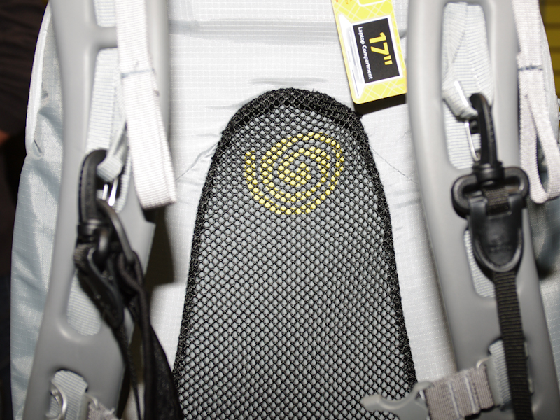 <b>UL-222の背面はメッシュ</b>