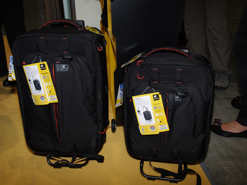 <b>ローリングバッグ「FLYBY-76」（左）と「同74」（右）</b>