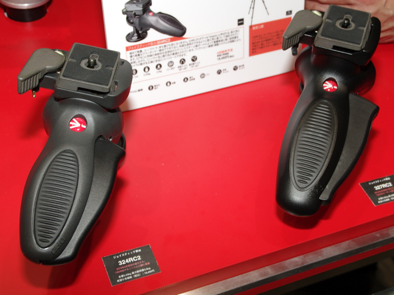 <b>ジョイスティック雲台「327RC2」（右）と「324RC2」（左）</b>