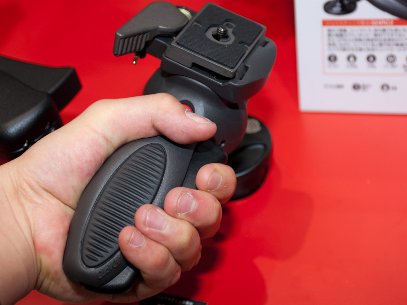 <b>自由雲台や3ウェイ雲台と比べて素早くセットできる点が魅力</b>