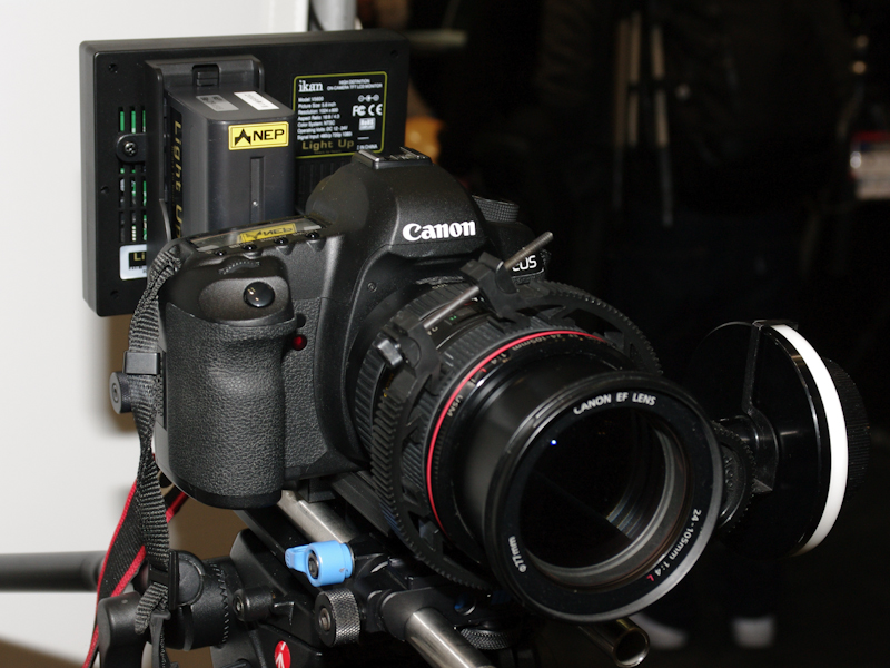 <b>REDROCK（レッドロック）のリグを装着したEOS 5D Mark IIも展示していた</b>