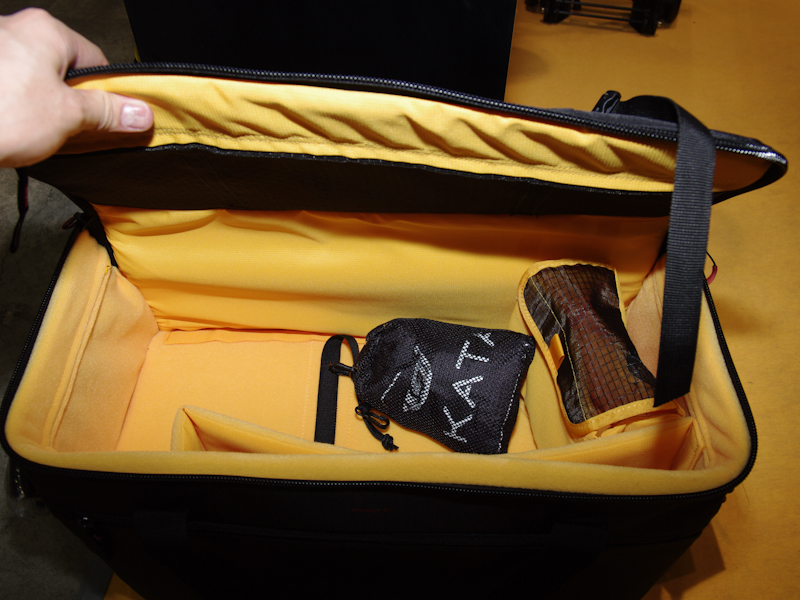 <b>リグ付きのデジタル一眼レフカメラも収納可能なキャパシティを持つ</b>