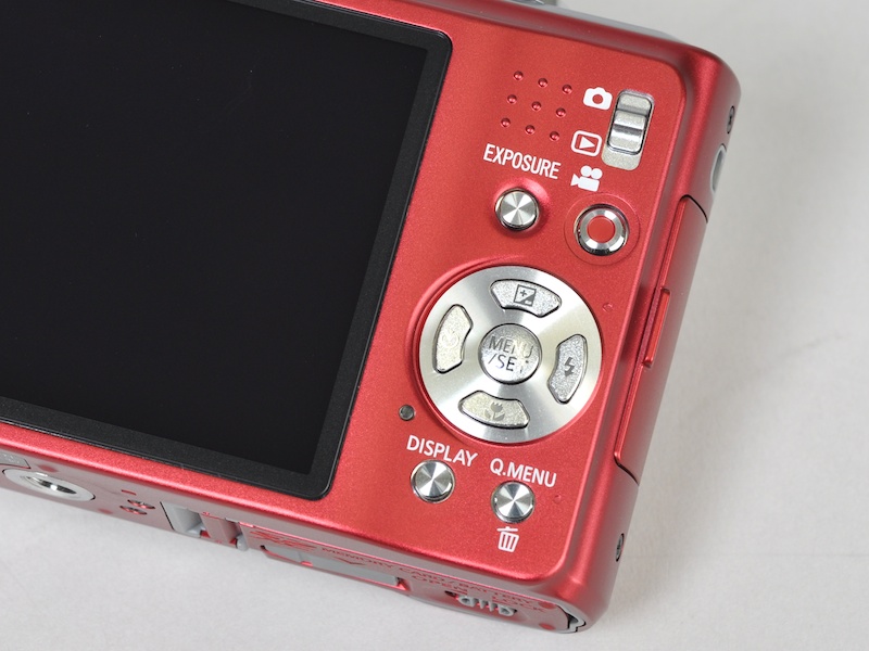 <b>絞り操作とシャッター速度操作を切り替える「EXPOSURE」ボタンを装備</b>