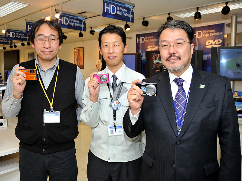 <b>左から阿武栄二氏、山本靖利氏、友澤泉氏</b>