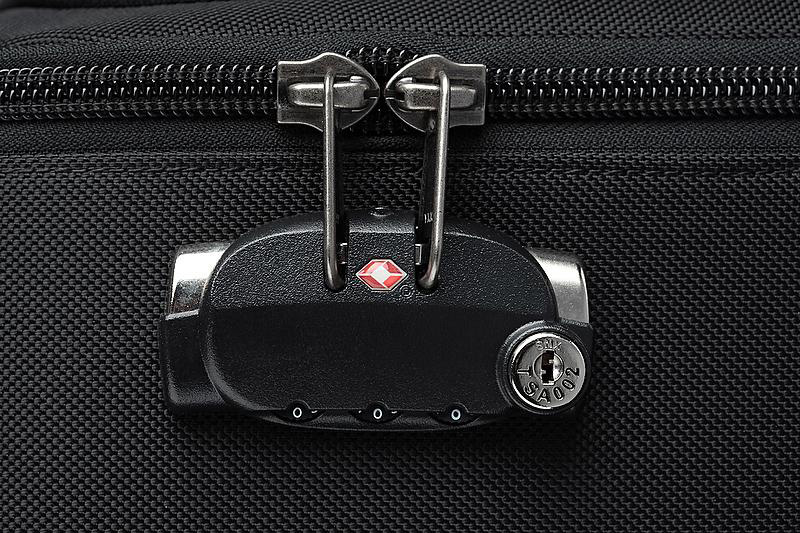 <b>施錠にはTSAロックを採用</b>