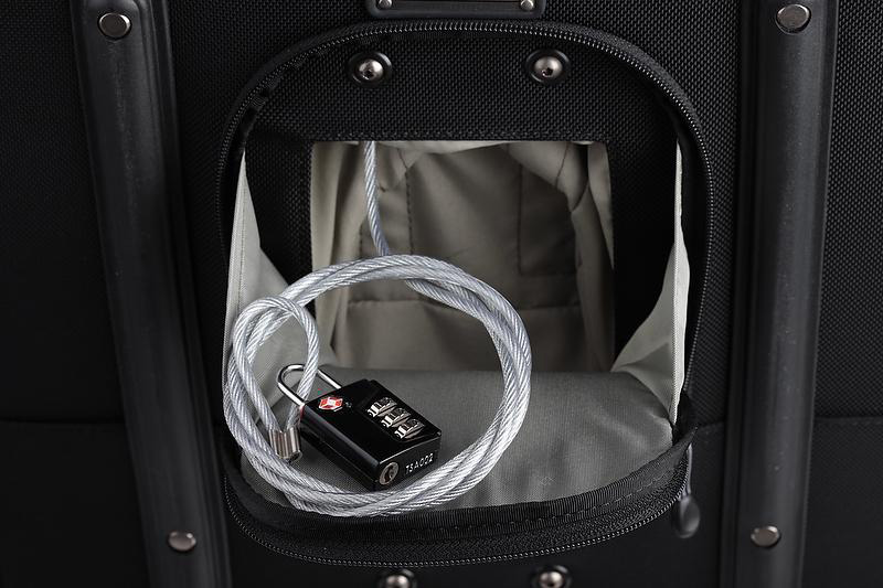 <b>背面に盗難防止のワイヤーロックを備える</b>