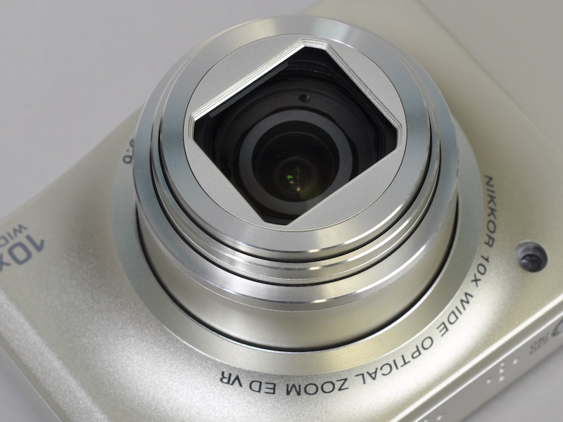 <b>レンズは30〜300mm相当のNIKKORレンズ</b>