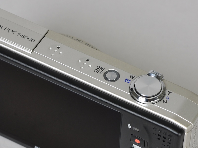 <b>ボディ上面にステレオマイクを装備</b>