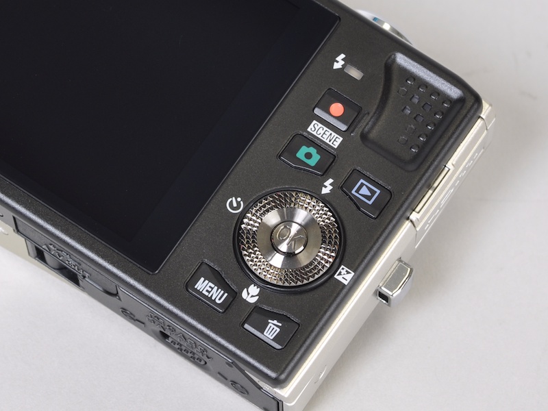 <b>背面の操作部。動画記録ボタンも備える</b>
