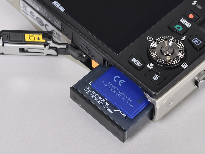 <b>バッテリーと記録メディア。SDHC/SDを採用する</b>