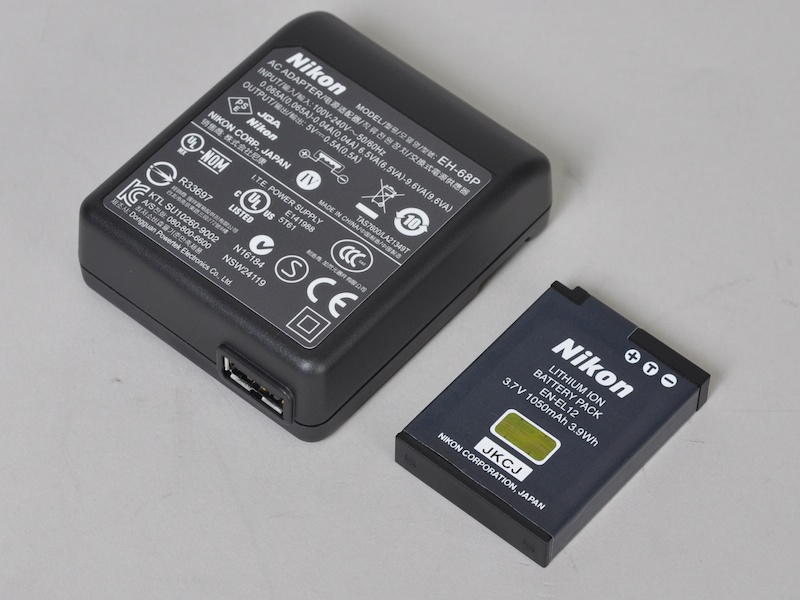 <b>充電器（左）とバッテリー（右）</b>