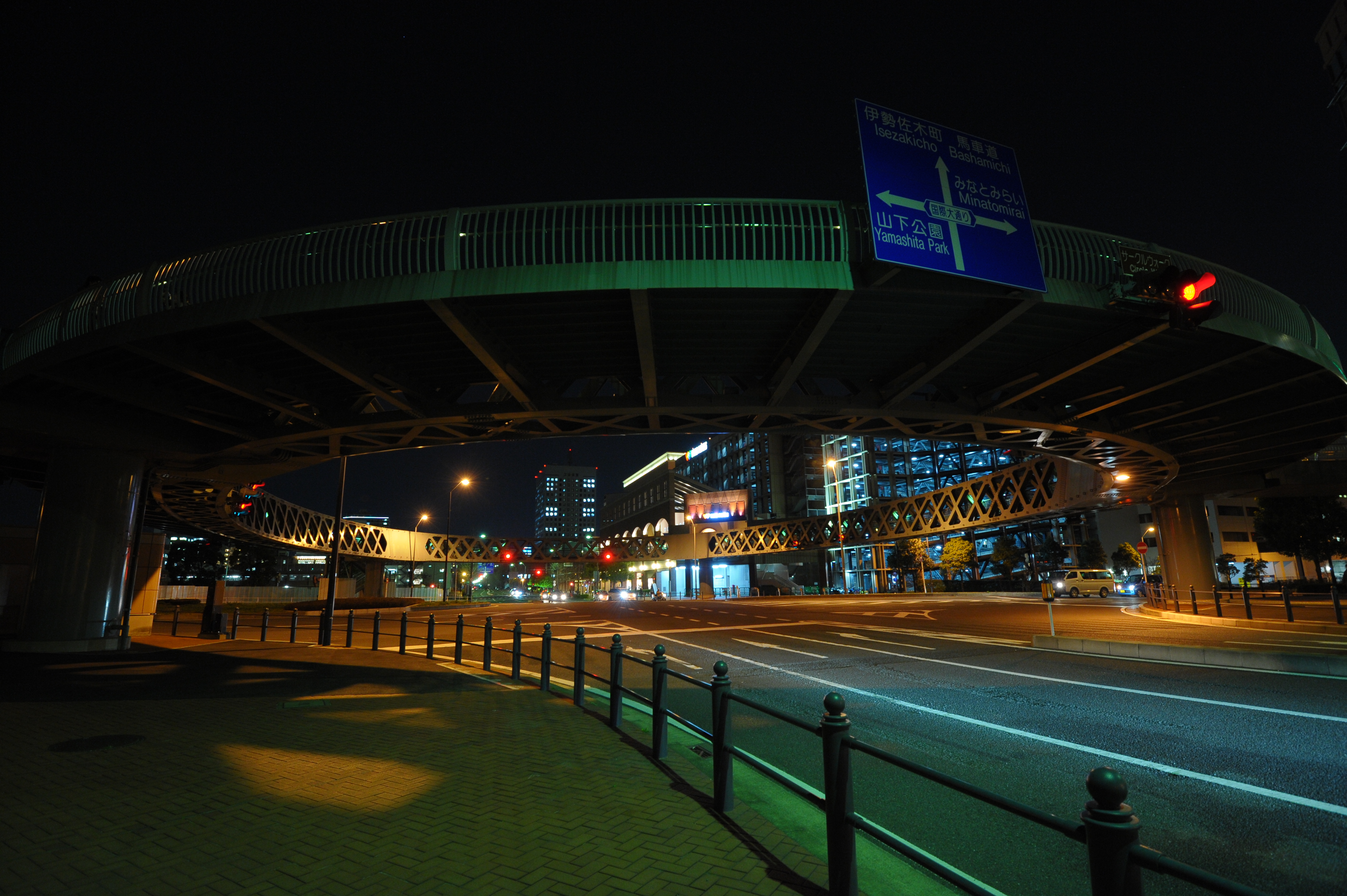 <b>D700 / AF-S NIKKOR 16-35mm F4 G ED VR / 約5.0MB / 4,256×2,832 / 1/5秒 / F5.6 / -0.7EV / ISO1600 / WB:電球 / 17mm</b>