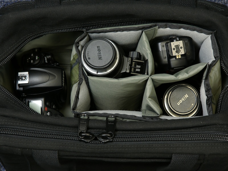 <b>機材の収納例F-2より高さがある分、望遠ズームレンズの収納が楽</b>