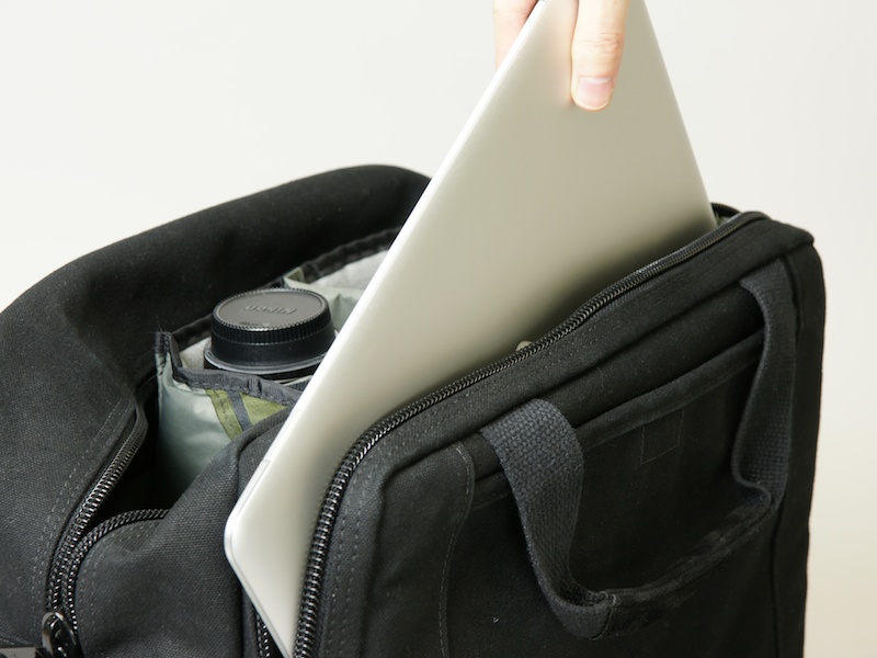 <b>ノートPC収納部はしっかりした造り</b>