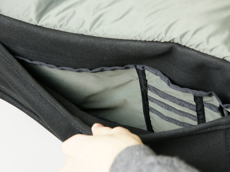 <b>フラップ内側にもポケットが。メモ帳やペンを入れるのに向いている</b>