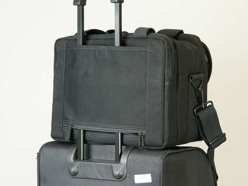 <b>スーツケースのハンドルに装着可能</b>