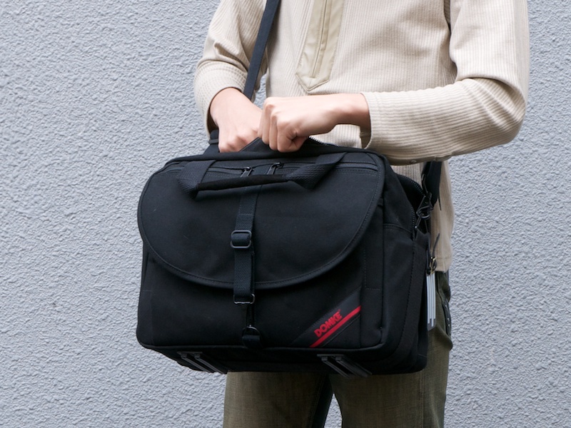 <b>メイン収納部の開口部はジッパー式</b>