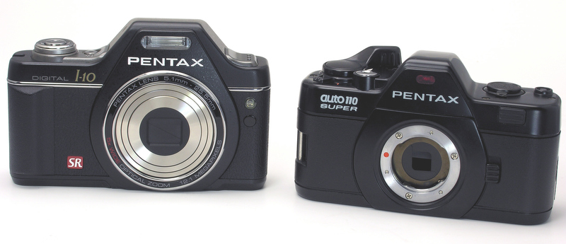<b>レンズを外したオート110スーパー（右）と電源をオフにしたI-10</b>