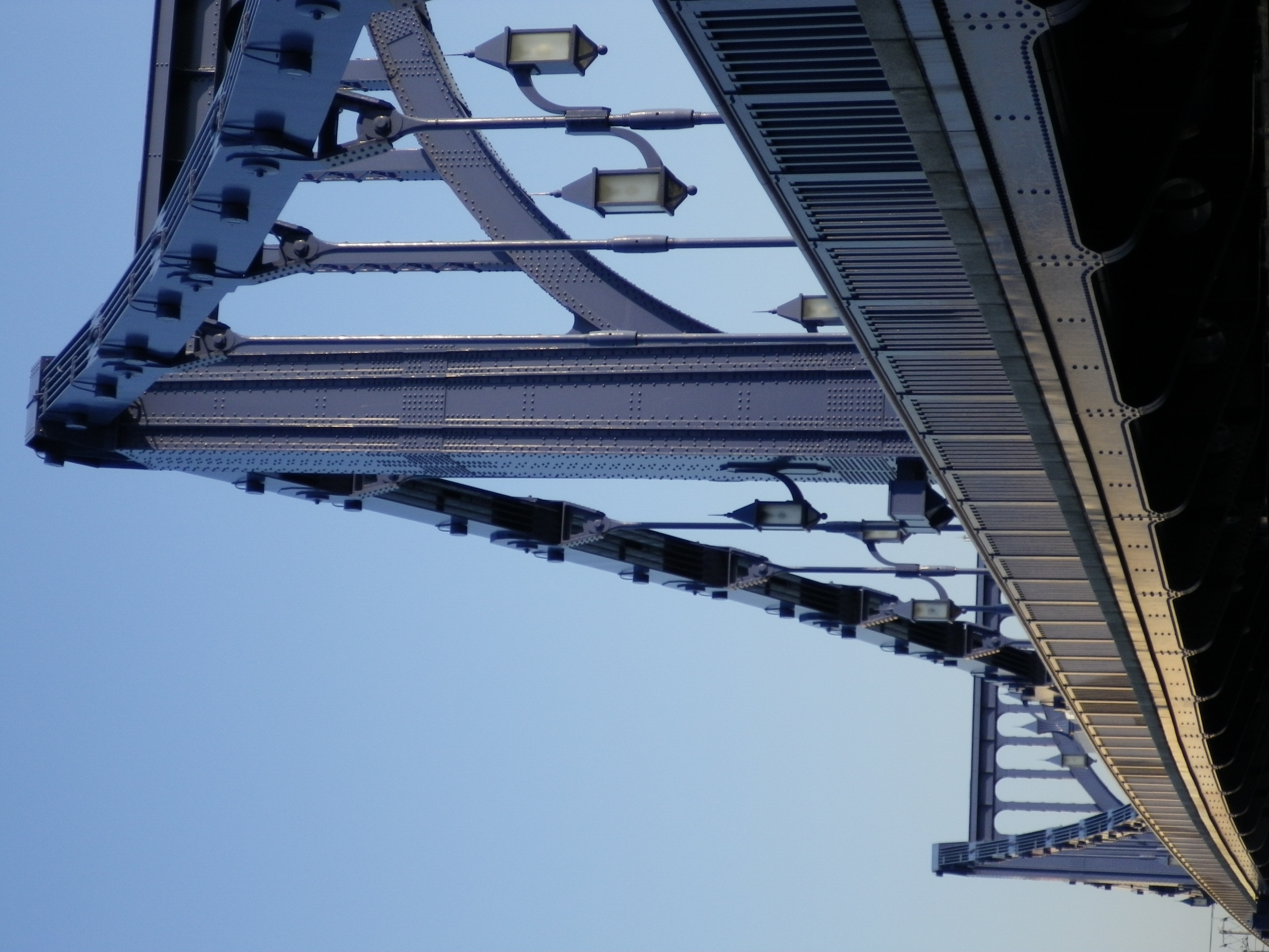 <b>夕陽を浴びた橋の欄干の色再現性がよい<br>Optio I-10 / 約3.8MB / 3,000×4,000 / 1/500秒 / F4.4 / 0EV / ISO100 / WB:オート / 16mm</b>