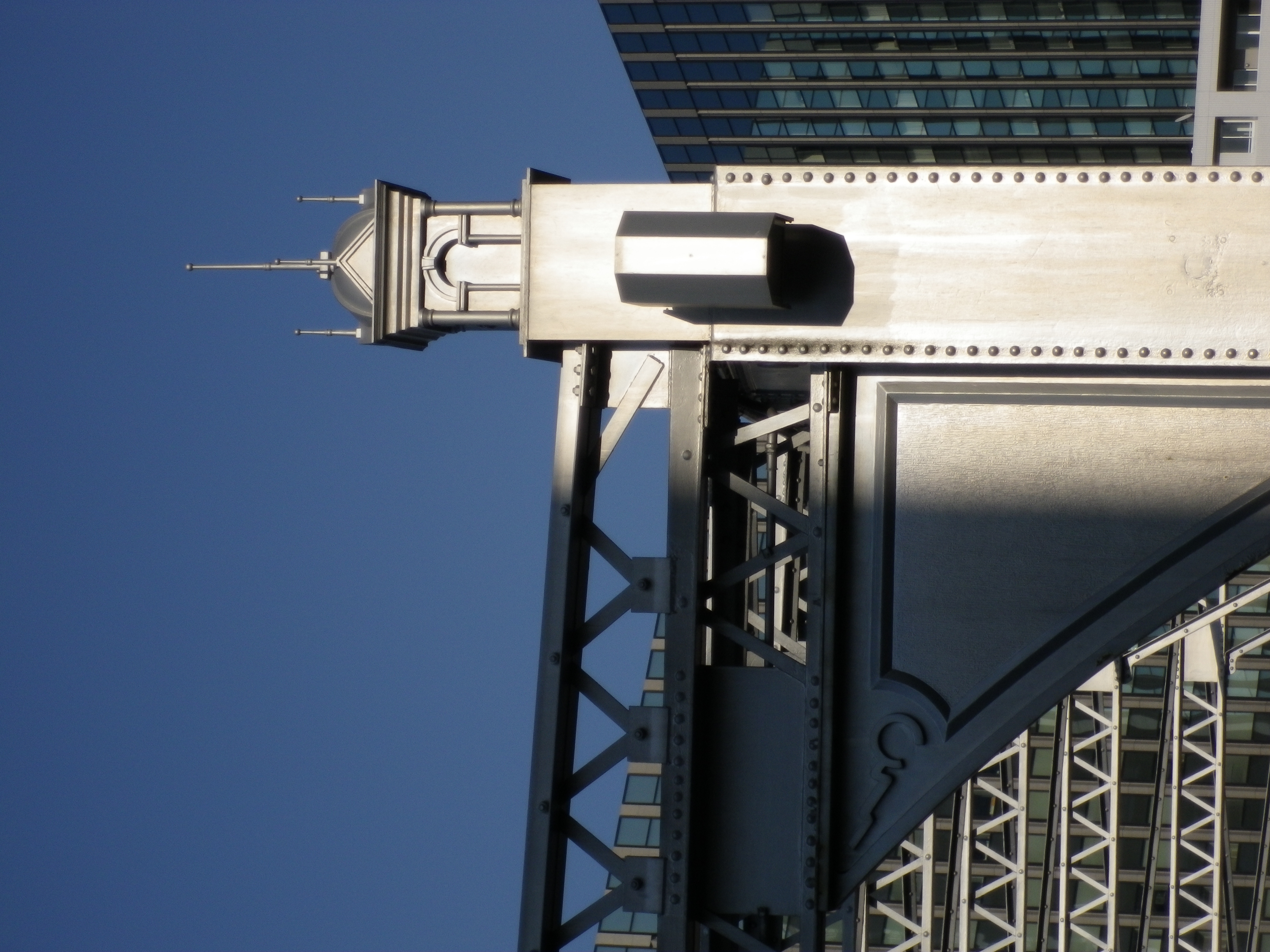 <b>明暗差の激しい条件で撮影。ハイライトはややとびぎみだが、シャドー部のツブレは少ない<br>Optio I-10 / 約3.5MB / 3,000×4,000 / 1/800秒 / F5.9 / 0EV / ISO80 / WB:オート / 25.2mm</b>