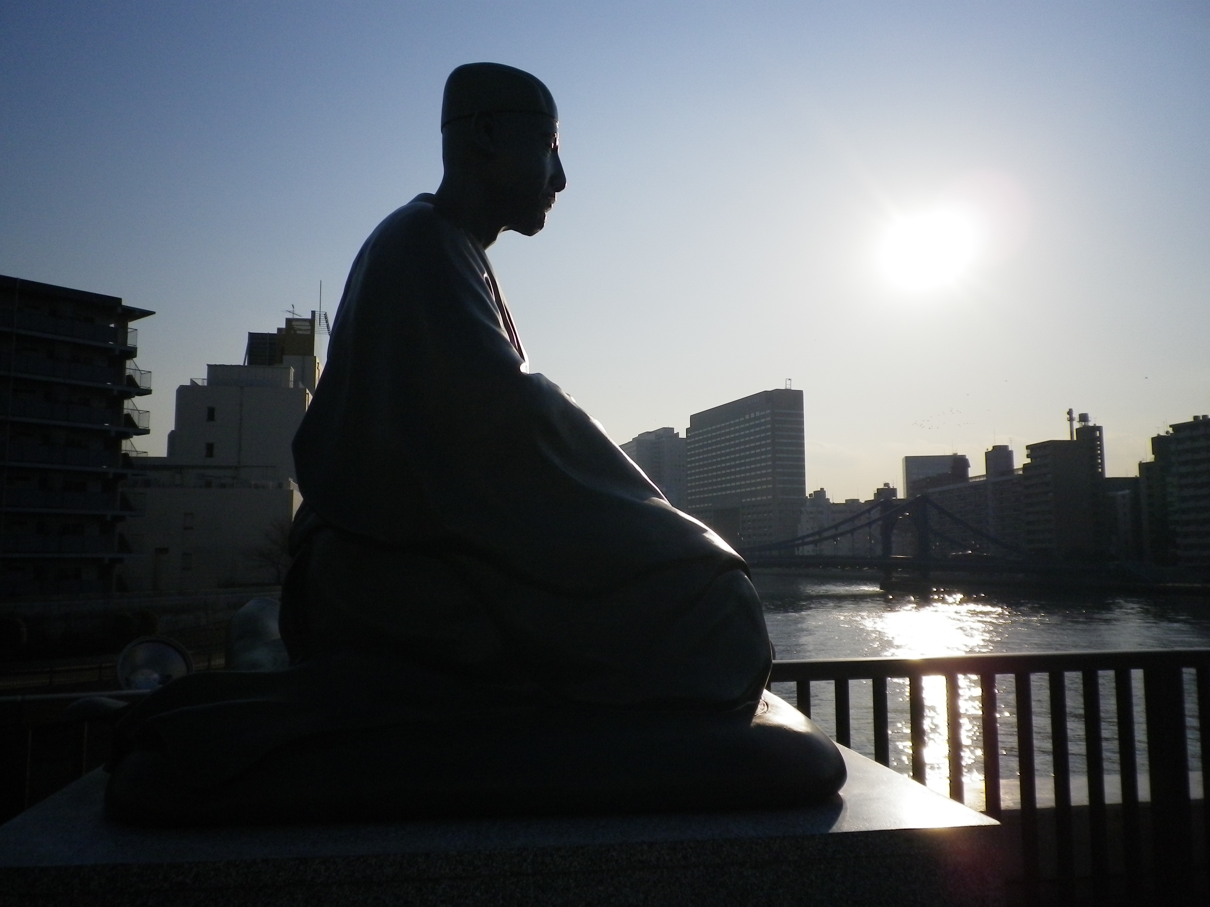 <b>太陽が画面の中に入っているが、ゴーストやフレアによる画質の低下は、ほとんどない<br>Optio I-10 / 約3.1MB / 4,000×3,000 / 1/1,000秒 / F7.8 / 0EV / ISO160 / WB:オート / 5mm</b>