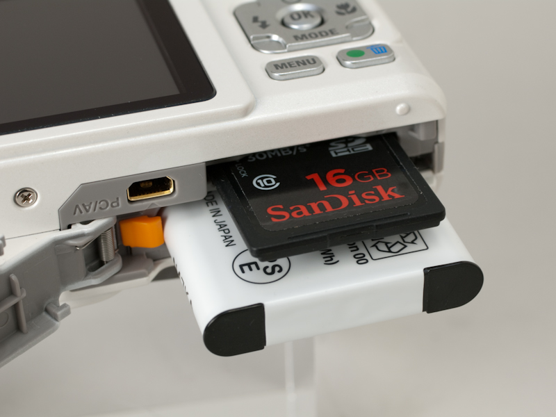 <b>記録メディアとしてSDHC/SDメモリーカードを採用。Eye-Fiカードにも対応する</b>