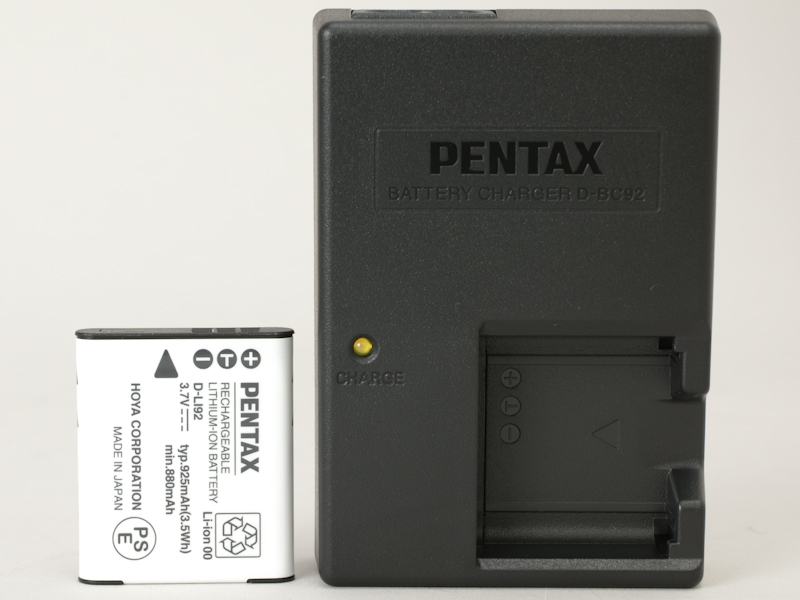 <b>バッテリーと充電池。撮影可能コマ数は約250コマ</b>