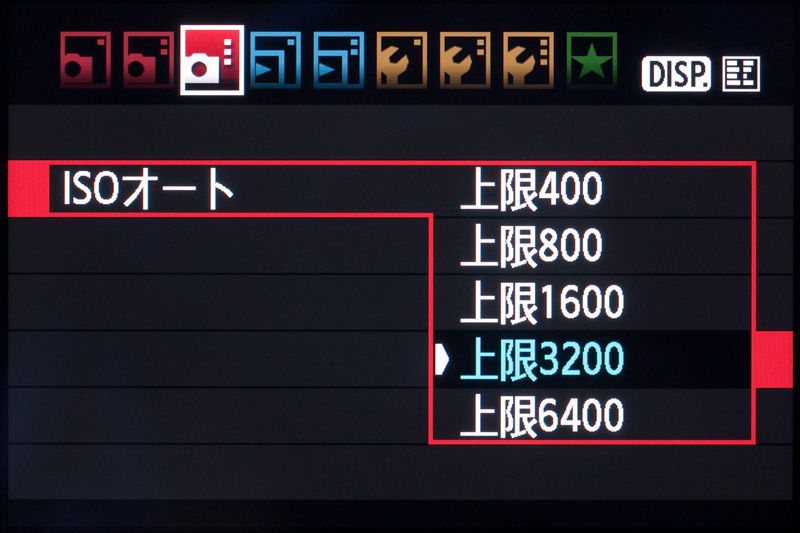 <b>「ISOオート」の画面。感度をオートにしているときの上限の感度を決められるようになった。普通は初期設定の「上限3200」でよさそう</b>