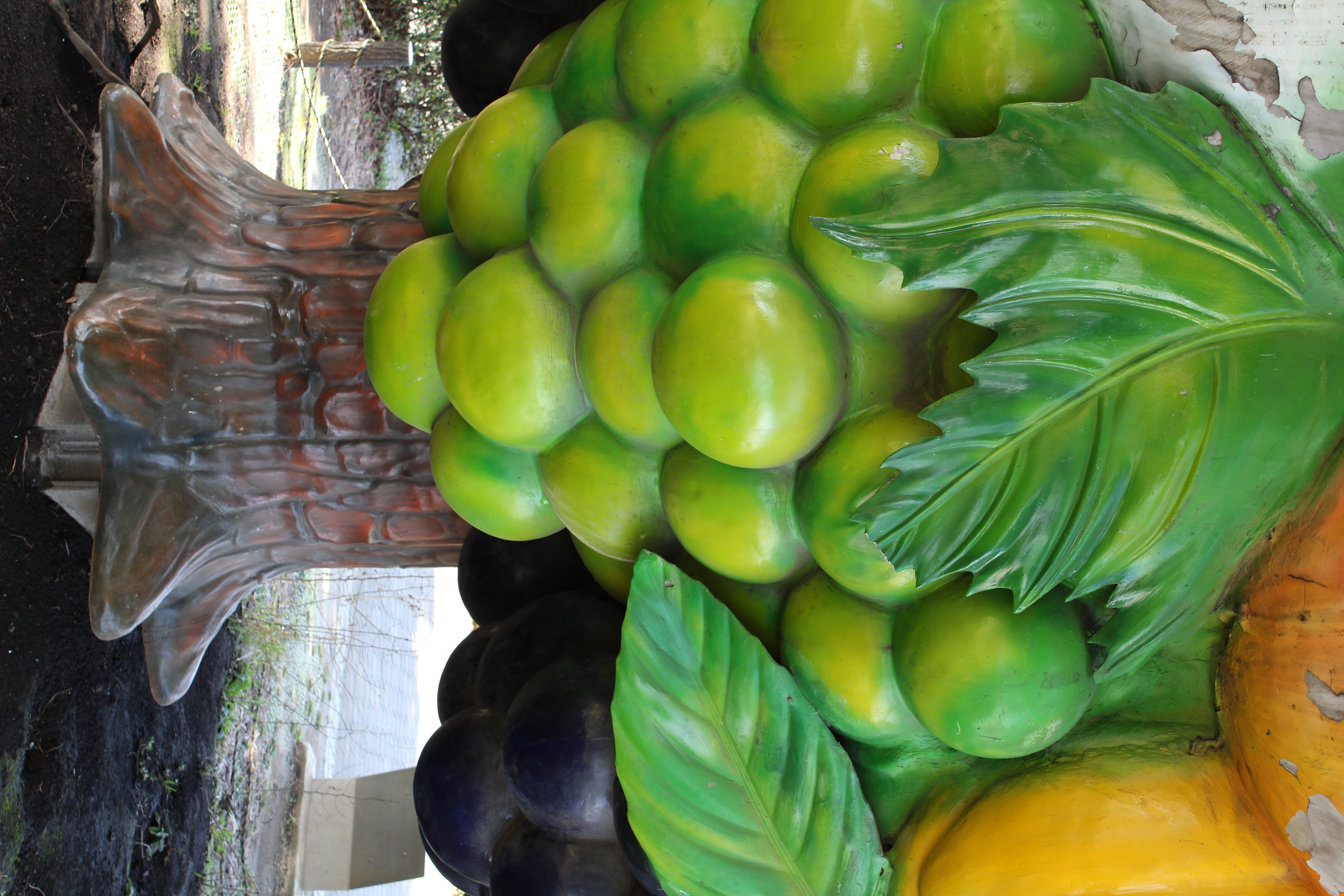 <b>パシフィコ横浜のそばの臨海パークにあったオブジェ。フルーツ・ツリーという名前らしい。野菜も混じってたと思うけど<br>EOS Kiss X4 / EF-S 18-55mm F3.5-5.6 IS / 5,184×3,456 / 1/60秒 / F6.3 / 0EV / ISO320 / WB:オート / 35mm</b>