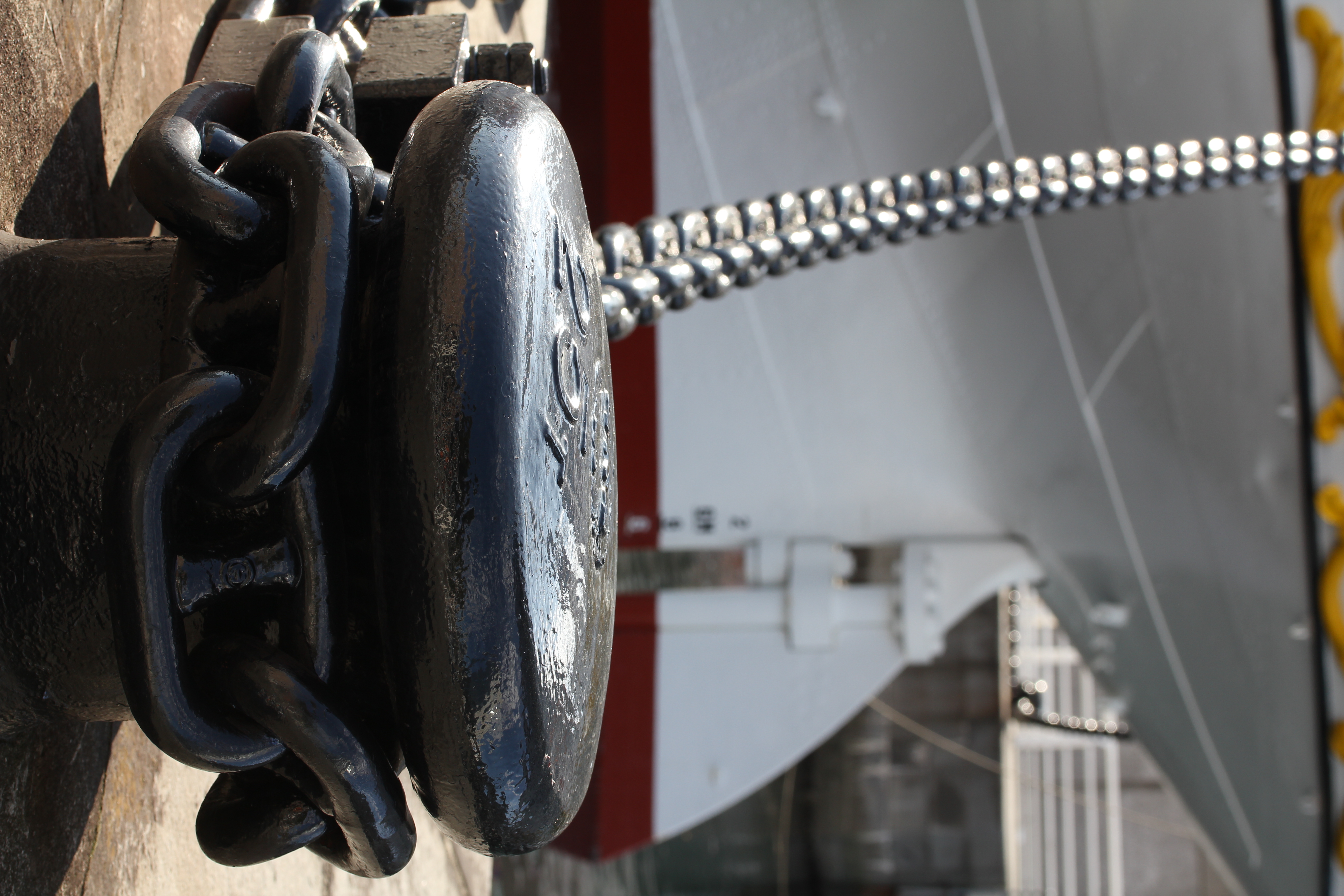 <b>日本丸を係留している鎖がつながれている短い鉄の柱はボラードというのであるらしい。気になってつい調べてしまった<br>EOS Kiss X4 / EF-S 60mm F2.8 Macro USM / 5,184×3,456 / 1/100秒 / F8 / 0EV / ISO100 / WB:オート / 60mm</b>