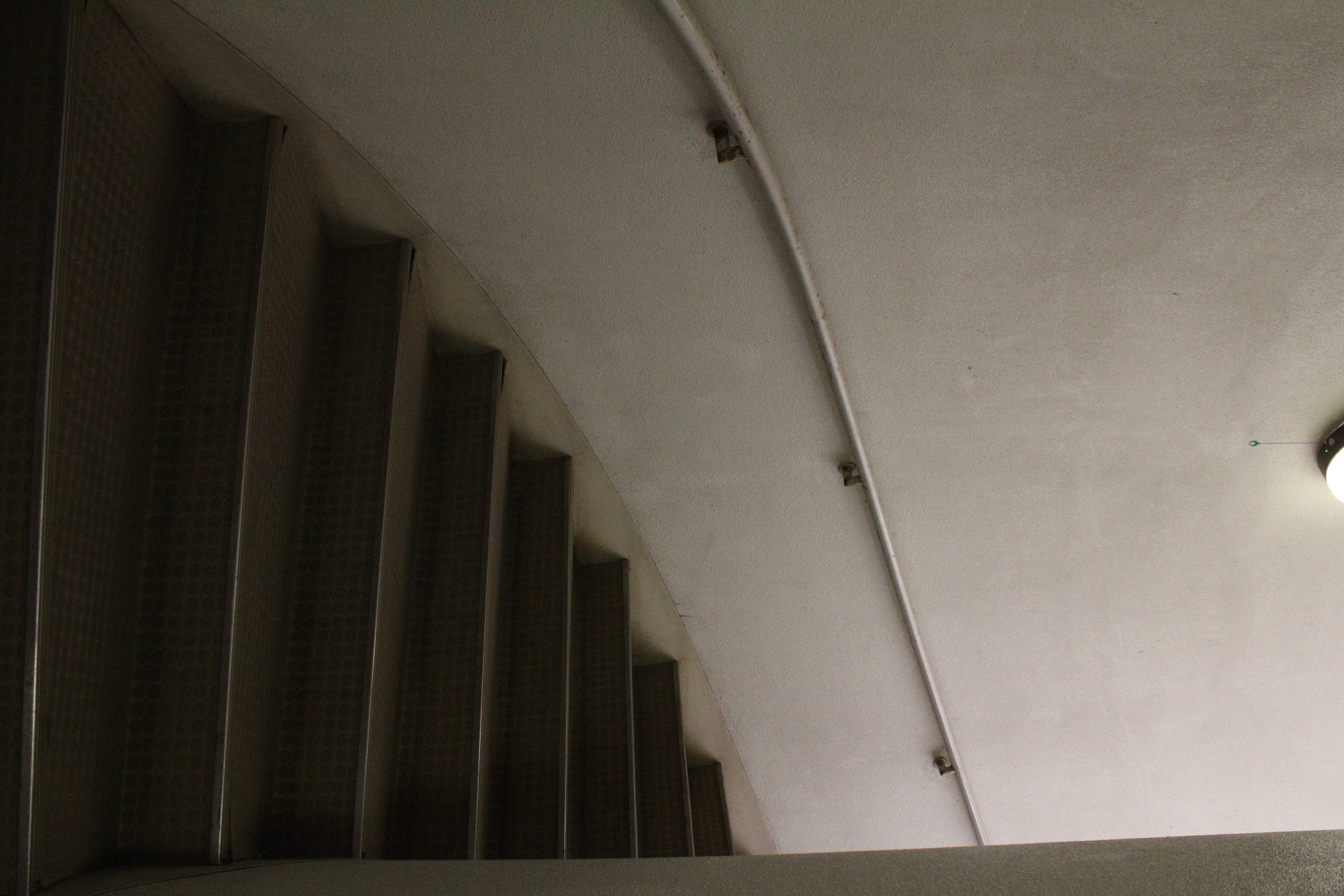 <b>日本丸メモリアルパークにあるタワーの階段。かなり暗いのでISO3200。なのに、十分見られる画質だ<br>EOS Kiss X4 / EF-S 18-55mm F3.5-5.6 IS / 5,184×3,456 / 1/20秒 / F8 / -1EV / ISO3200 / WB:オート / 18mm</b>