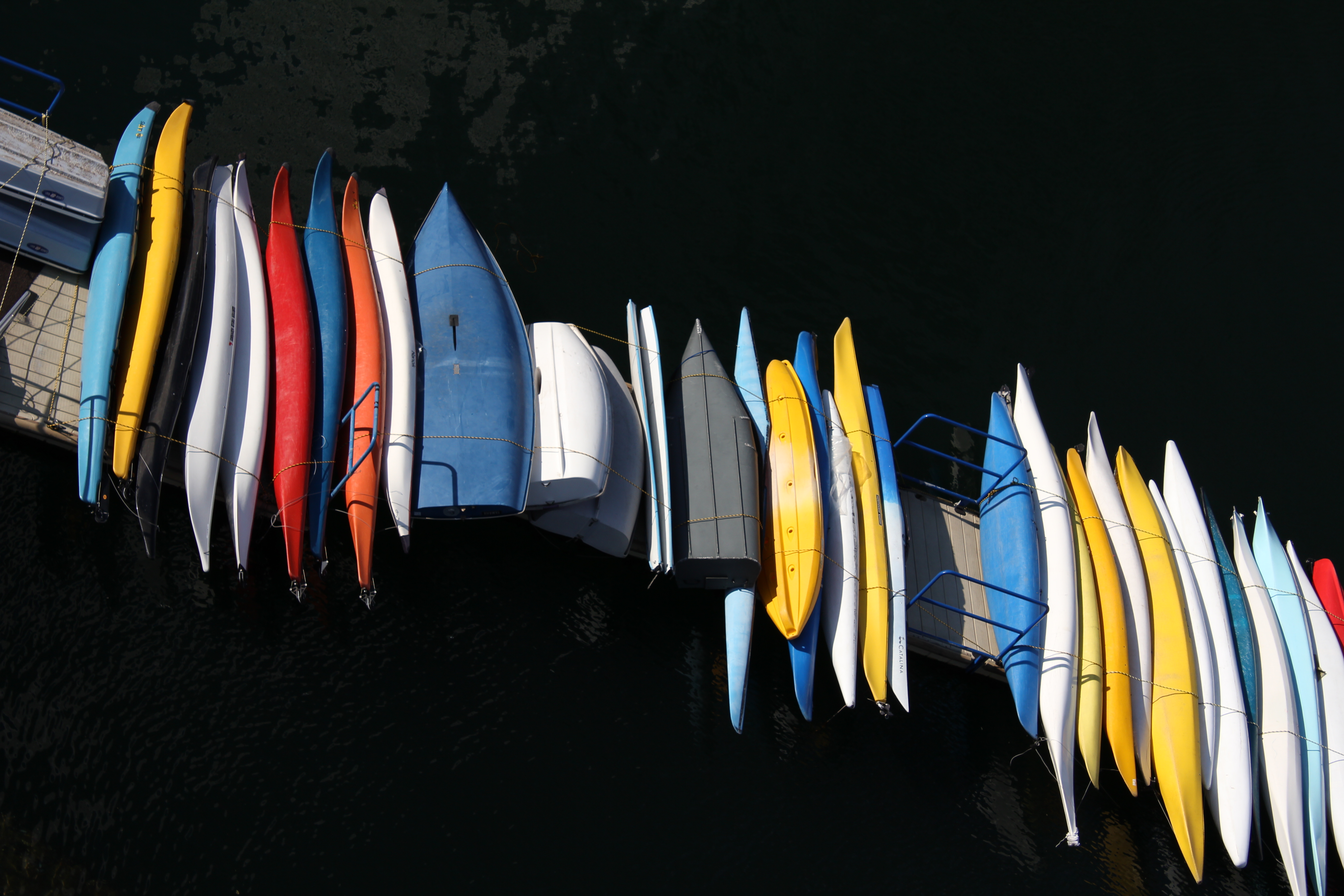 <b>画面右側のボートに用があるときは、上を歩いて行くんだろうなぁ。途中で転んだりしたら悲惨だなぁ、とか思いながら撮ったカット<br>EOS Kiss X4 / EF-S 18-55mm F3.5-5.6 IS / 5,184×3,456 / 1/400秒 / F8 / -1.7EV / ISO100 / WB:オート / 55mm</b>