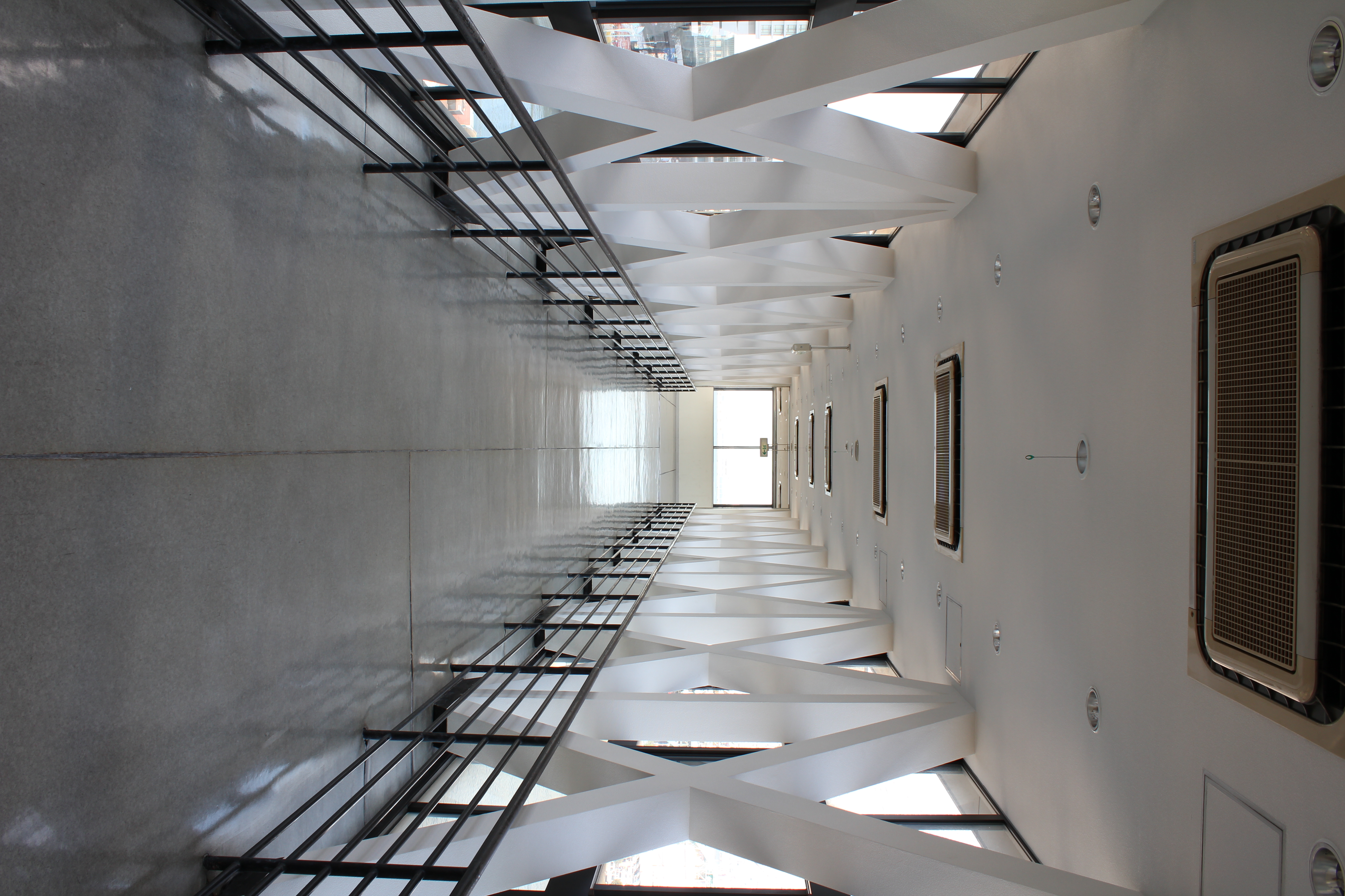 <b>2つのタワーをつないでいる渡り廊下。景色を楽しむにはいい場所なのだけれど、人の気配はまったくなかったりする<br>EOS Kiss X4 / EF-S 18-55mm F3.5-5.6 IS / 5,184×3,456 / 1/40秒 / F8 / ＋0.7EV / ISO100 / WB:オート / 18mm</b>