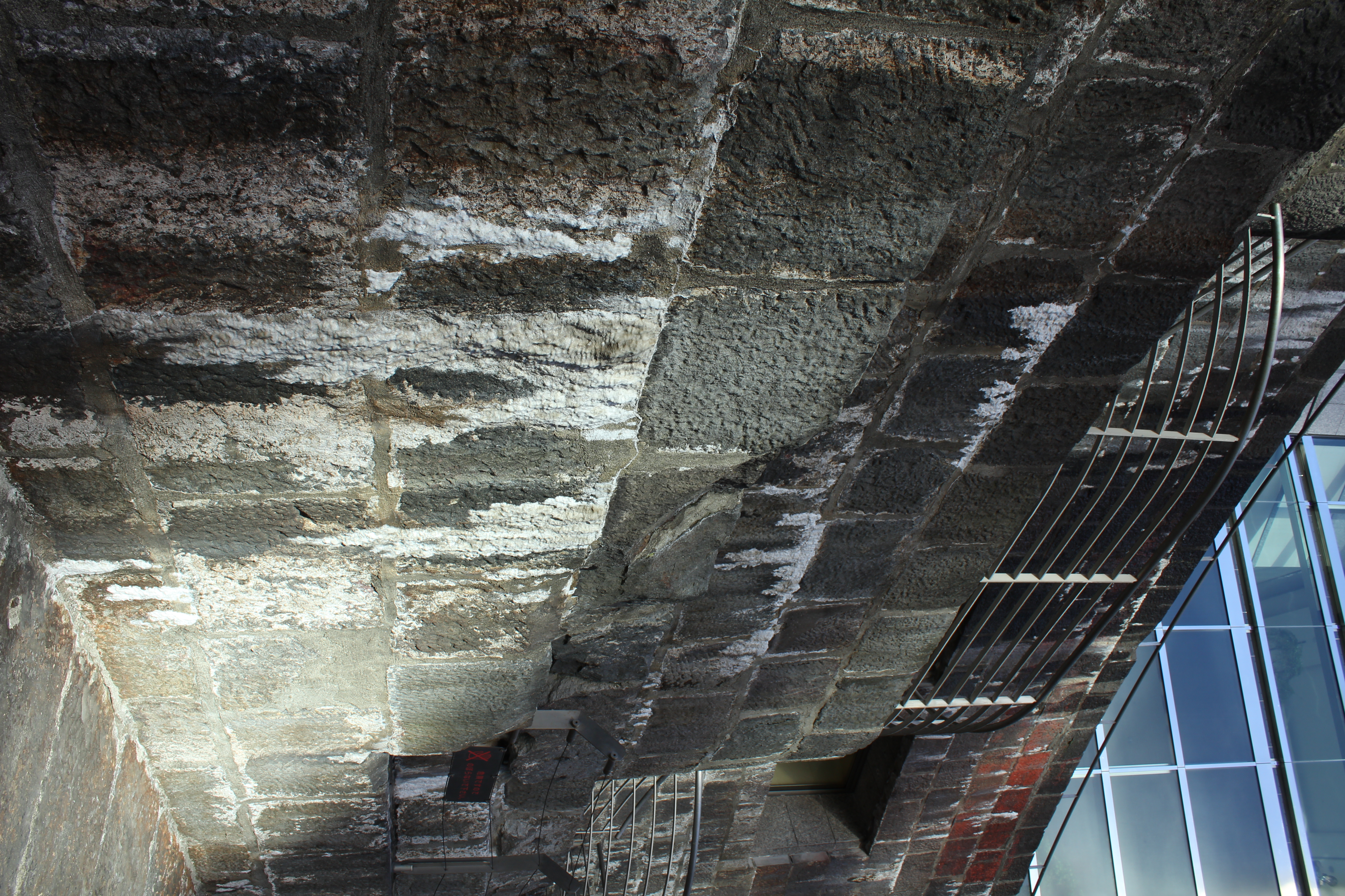 <b>ランドマークタワーのふもとのドックヤードガーデン。昭和48年まで使われていた石造りドックヤードを復元したものだそうな<br>EOS Kiss X4 / EF-S 18-55mm F3.5-5.6 IS / 5,184×3,456 / 1/60秒 / F8 / -0.3EV / ISO100 / WB:太陽光 / 18mm</b>