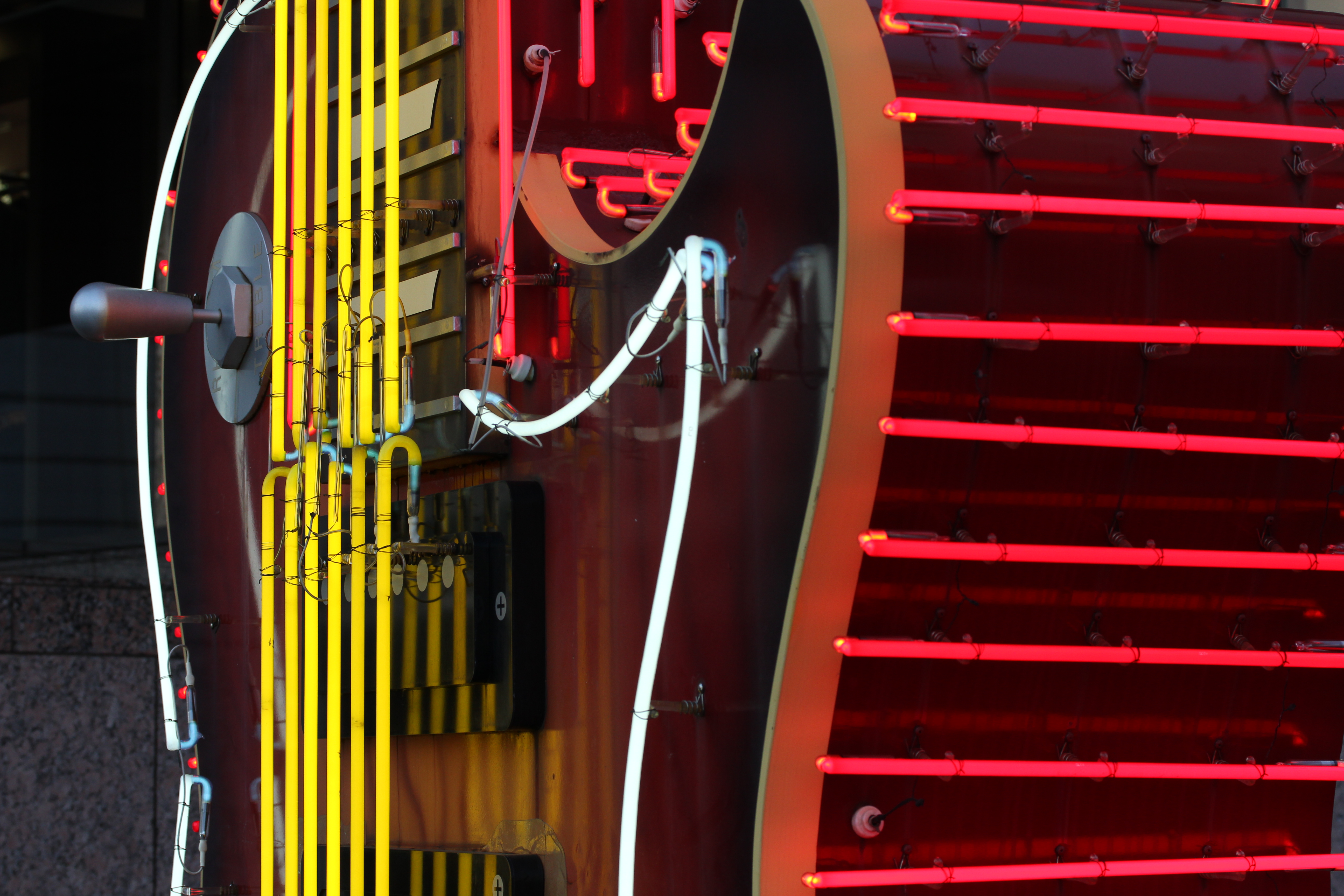 <b>ハードロックカフェの看板ギター。ネオンサインって、一部分だけアップにすると、豪快というかワイルドなつくりだったりする<br>EOS Kiss X4 / EF-S 60mm F2.8 Macro USM / 5,184×3,456 / 1/100秒 / F6.3 / -0.7EV / ISO320 / WB:太陽光 / 60mm</b>