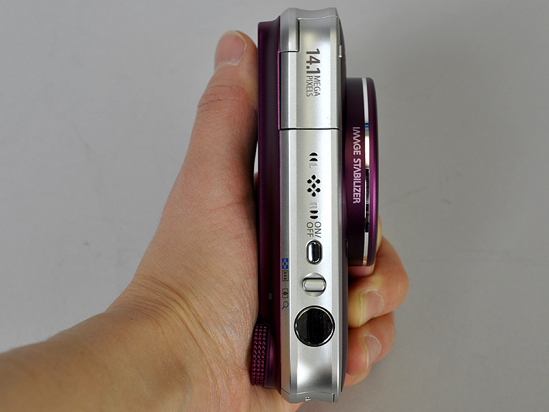 <b>比較的コンパクトなボディに14倍ズームレンズを内蔵</b>