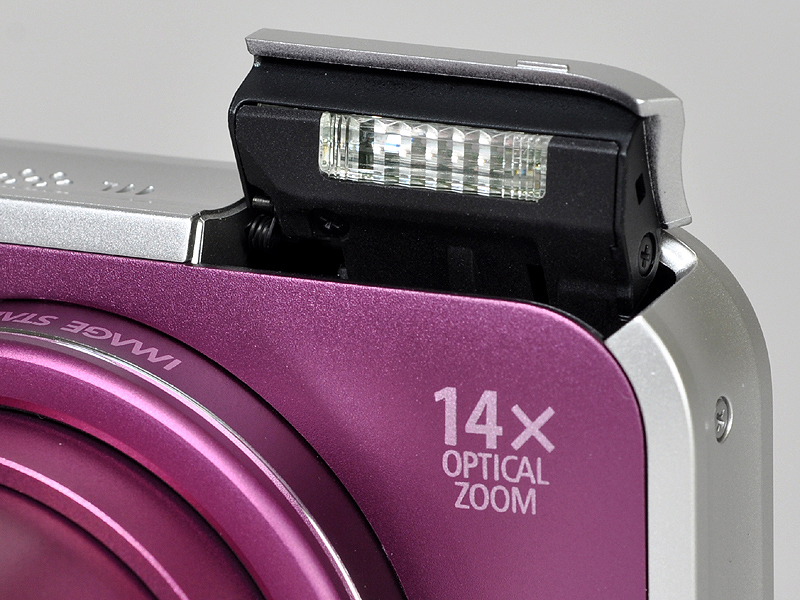 <b>自動的にポップアップするストロボを内蔵している</b>