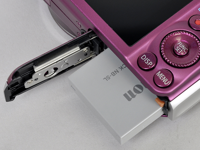 <b>バッテリー室とSDXC/SDHC/SDメモリーカードスロットは底面に配置</b>