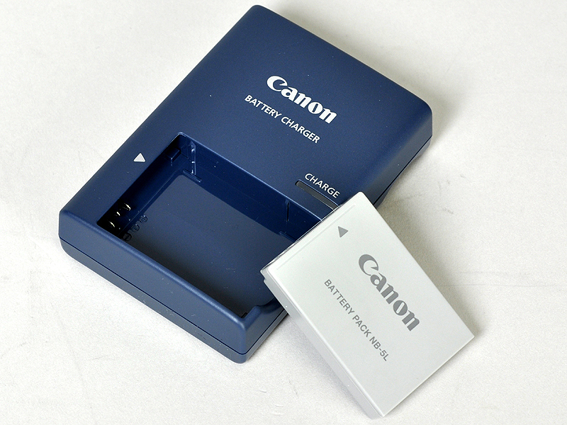 <b>付属のバッテリーと充電器</b>