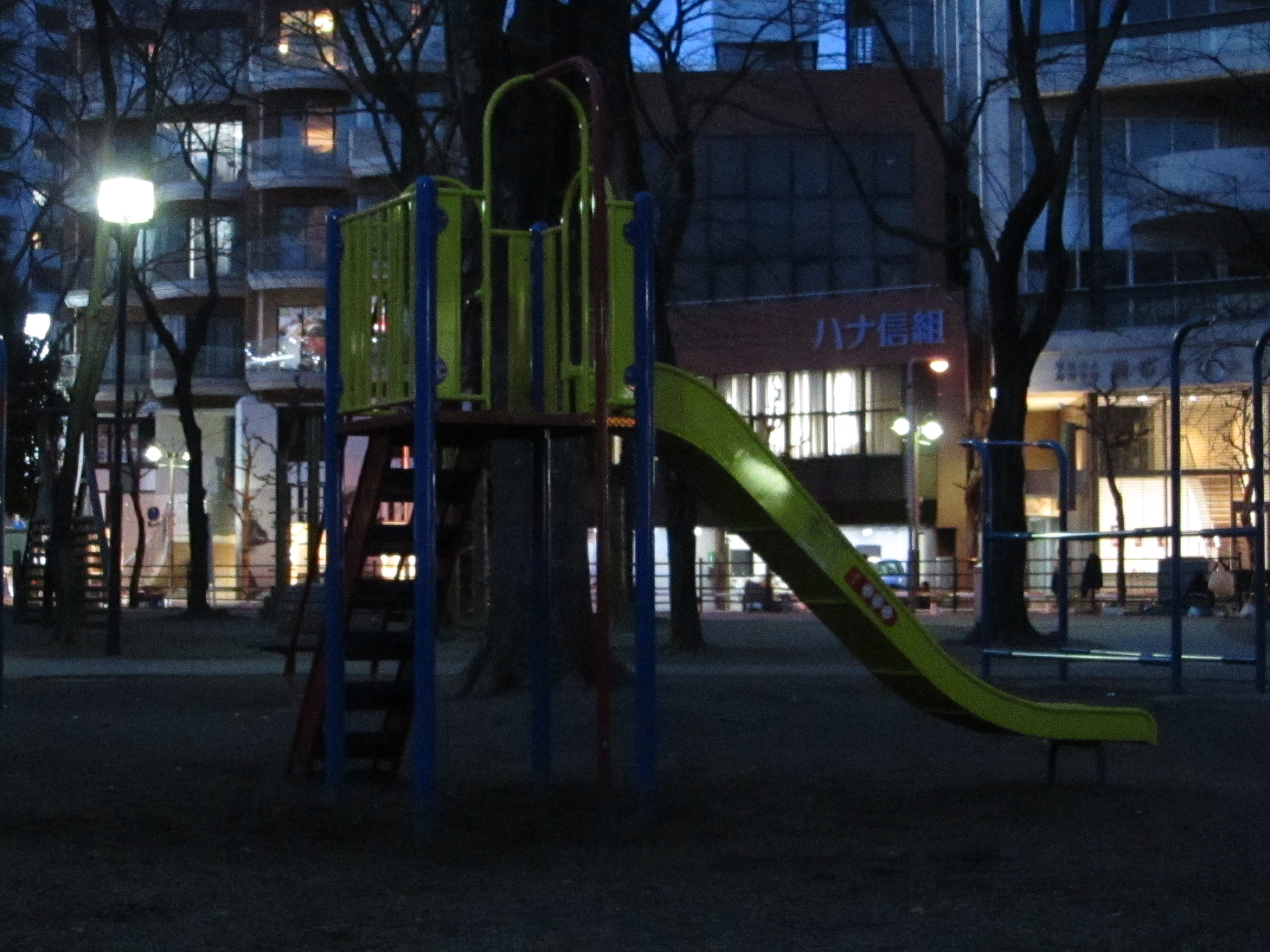 <b>ローライトモード<br>PowerShot SX210 IS / 2,144×1,608 / 1/20秒 / F4.5 / -0.7EV / ISO2500 / ローライト / WB:オート / 12.5mm</b>