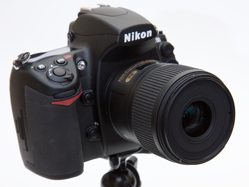 <b>AF-S Micro NIKKOR 60mm F2.8 G ED。D700での装着例</b>