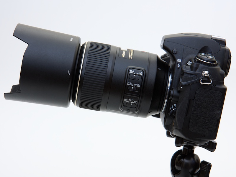 <b>AF-S VR Micro Nikkor ED 105mm F2.8 G（IF）。D700での装着例</b>
