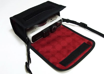 <b>開閉はベルクロ式（ケースのカラーはブラック・ボルドー）</b>