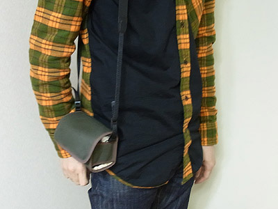 <b>着用例（ケースのカラーはカーキ・マルチストライプ）</b>