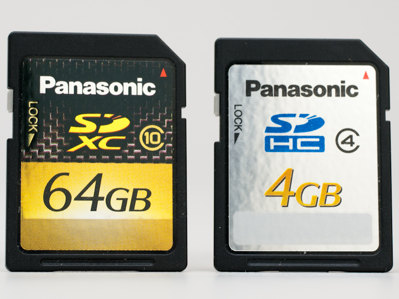 <b>同社のSDHCメモリーカード（右）と比べても、端子部など外観に違いは見られない</b>