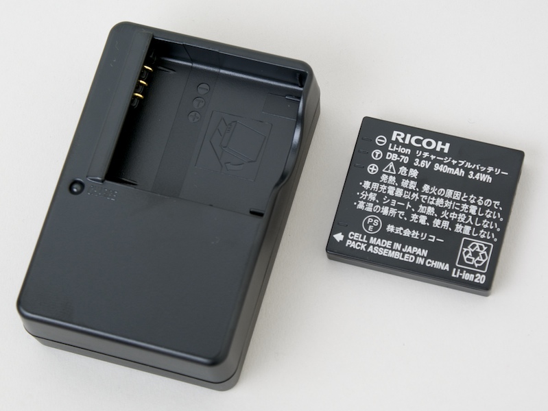 <b>正しい充電器「BJ-7」（左）</b>