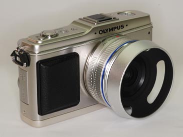 <b>オリンパス・ペンE-P1での装着例</b>